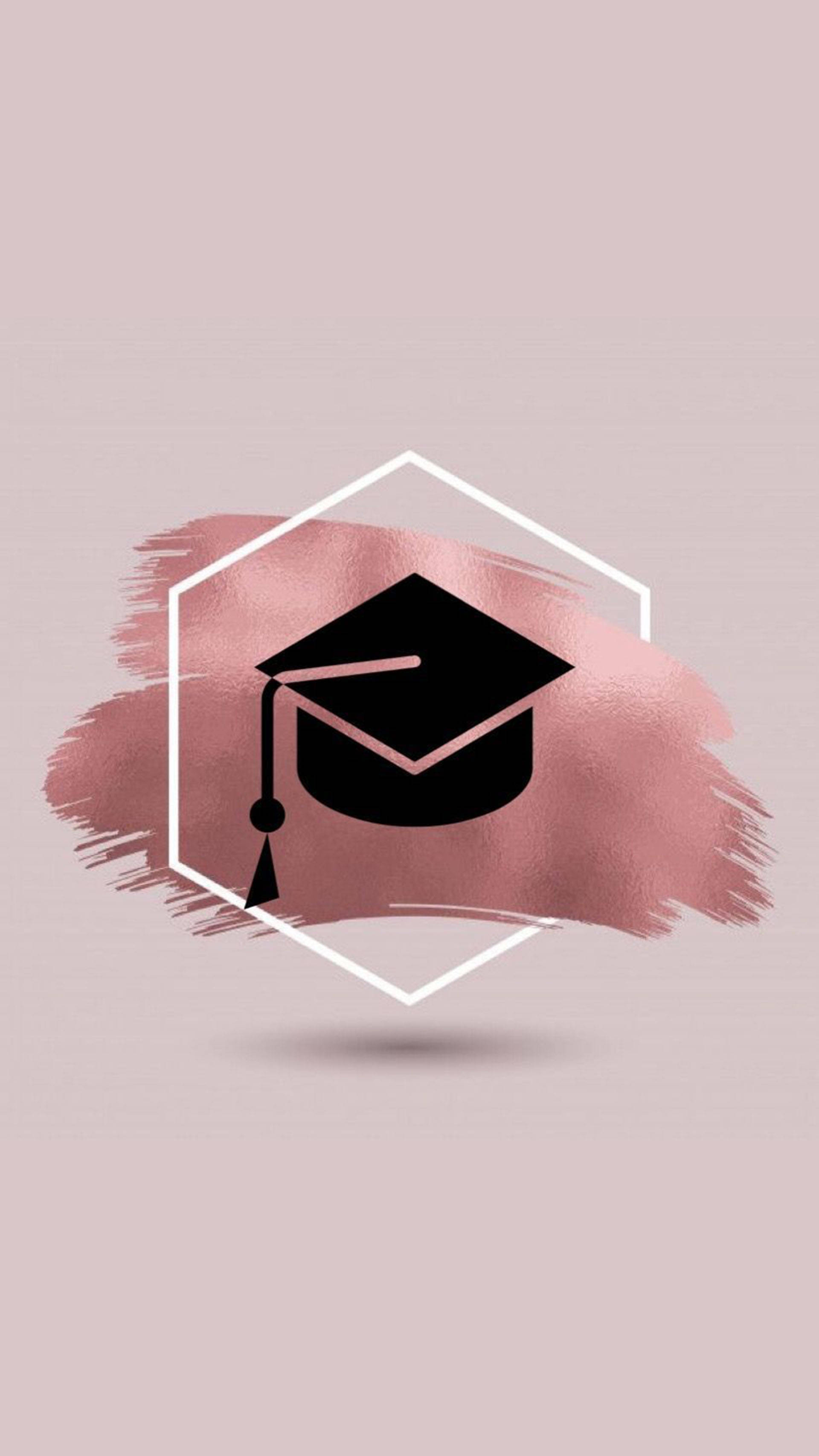 Graduation 桌布 壁紙 — 一個極簡風格的黑色畢業帽圖示，置中於白色六邊形內，背景為柔和粉紅色水彩潑濺效果。