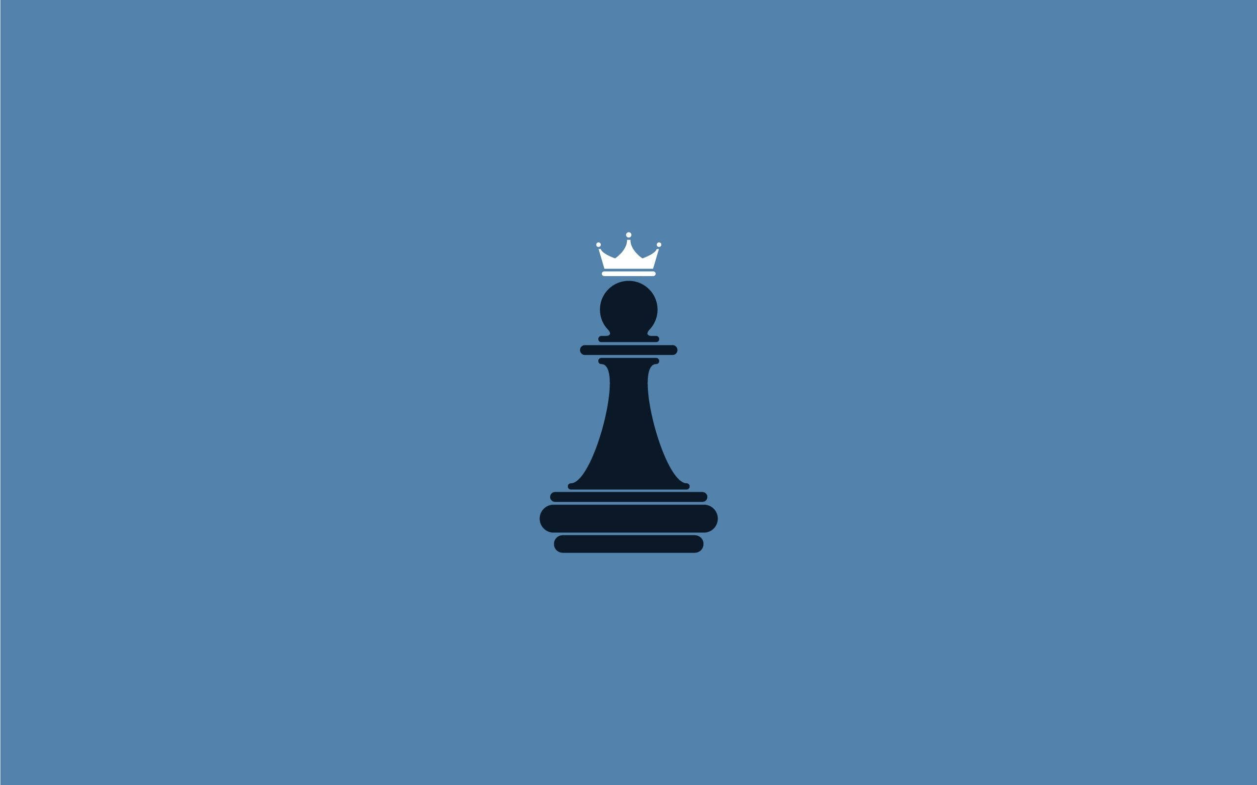 Chess 桌布 壁紙 — 一個極簡風格的黑色西洋棋國王，帶有白色王冠，居中在純藍色背景上。