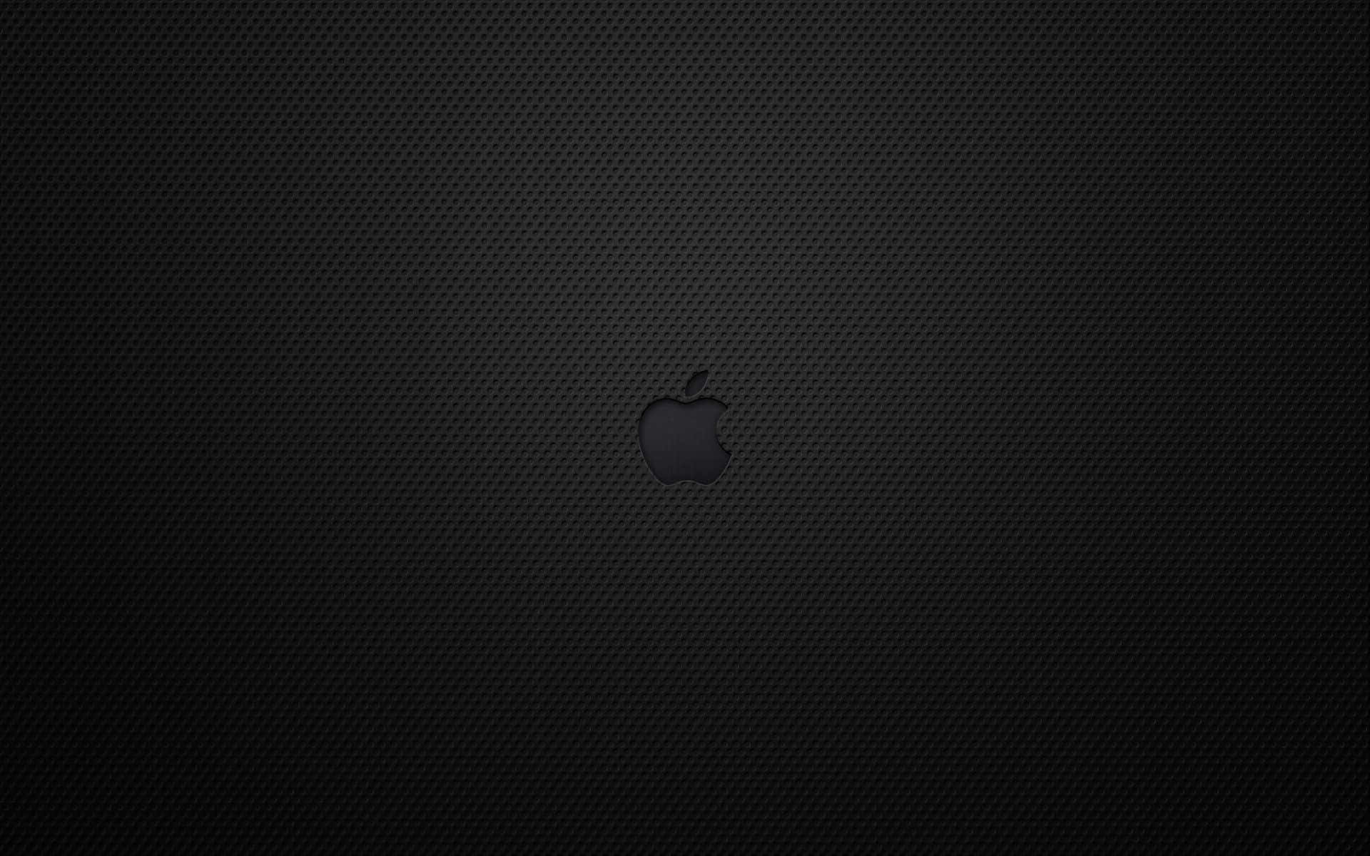 Apple Mac Desktop 桌布 壁紙 — 一個極簡黑色Apple標誌，居中於帶紋理的深色碳纖維背景上。