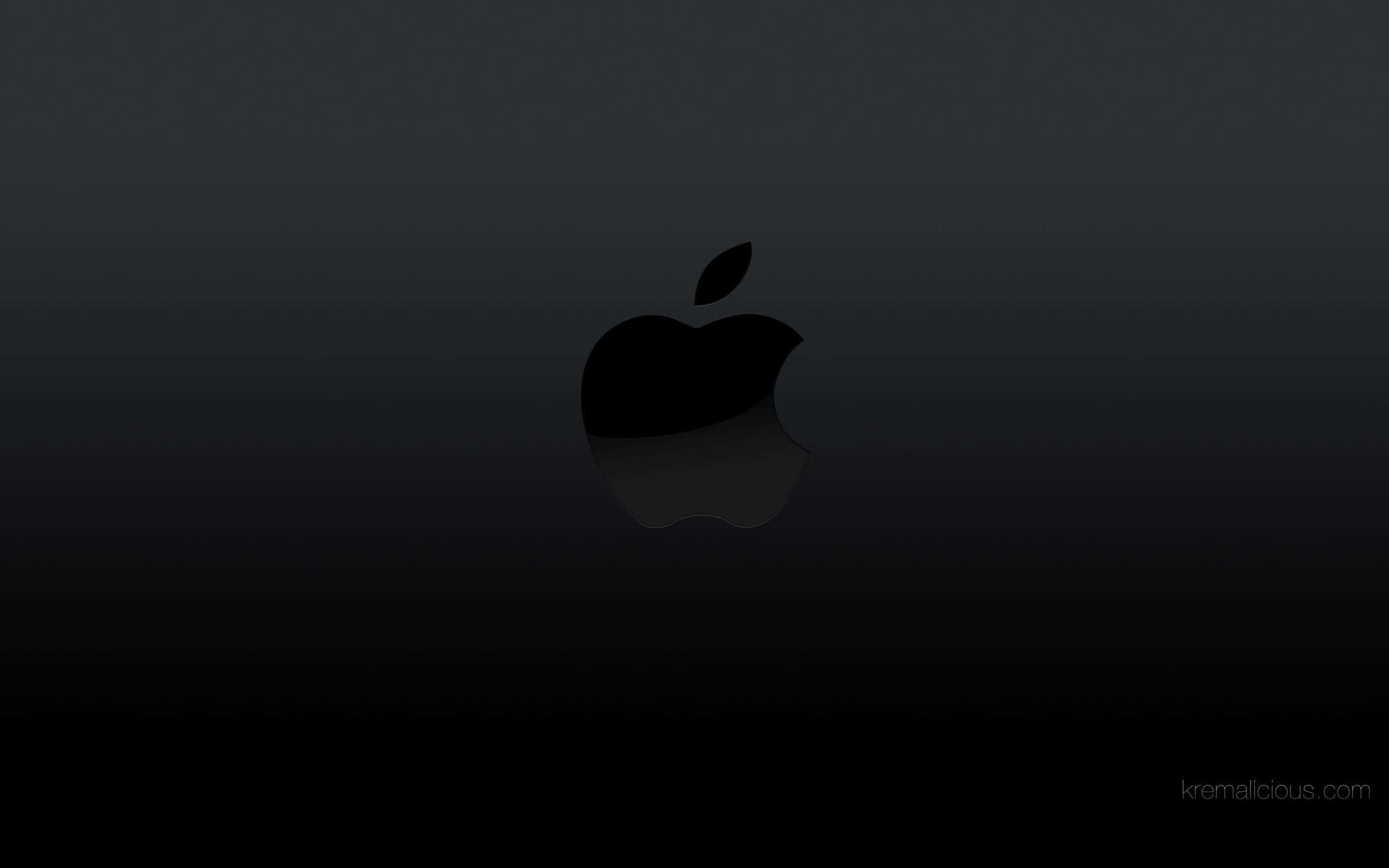 Black Apple Logo 桌布 壁紙 — 一個極簡黑色Apple標誌，居中於深灰色漸變背景上，帶有微妙反射。