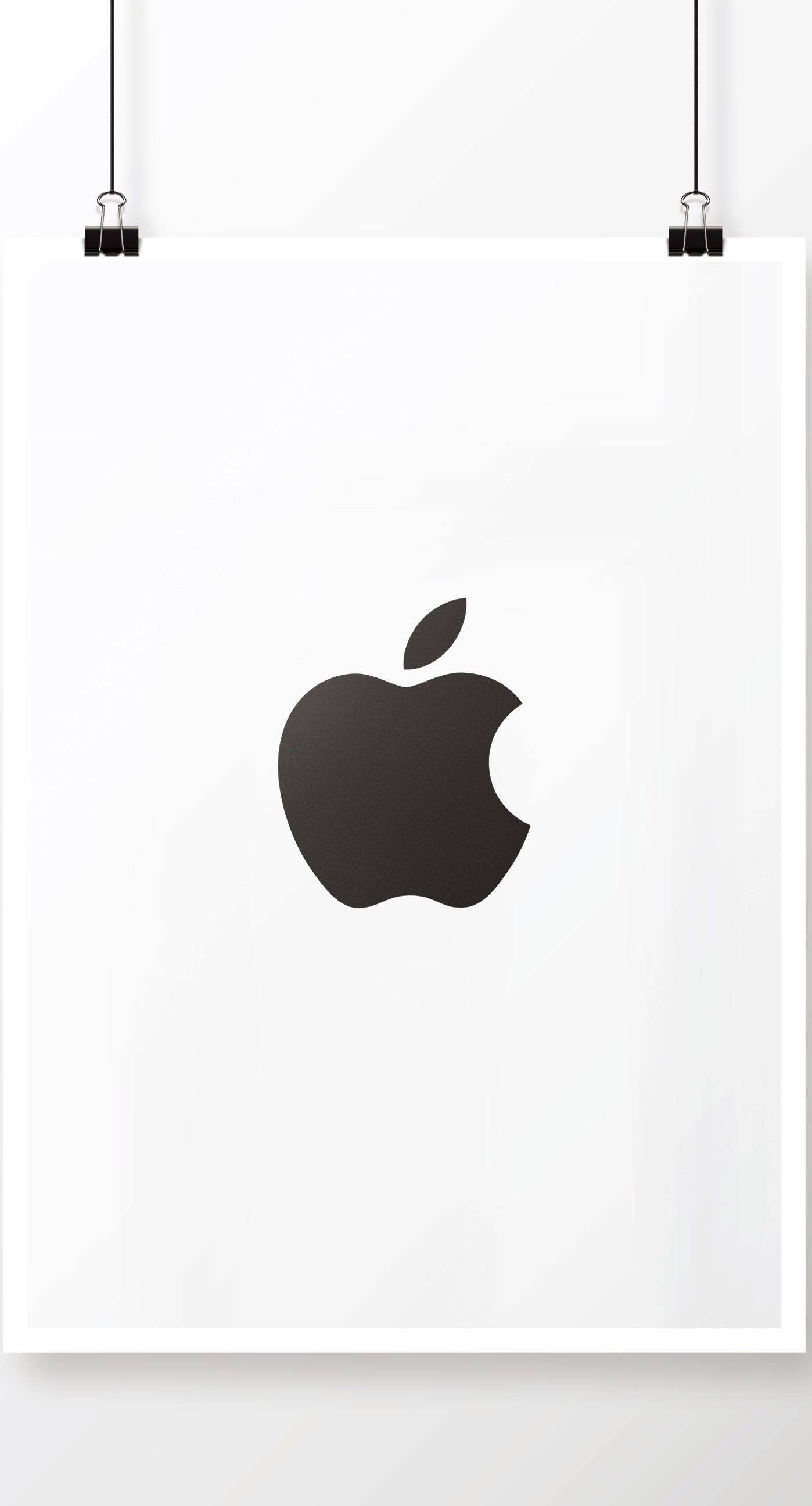 iPhone 桌布 壁紙 — 一個極簡黑色Apple標誌居中於一張用夾子掛在素牆上的白色海報上。