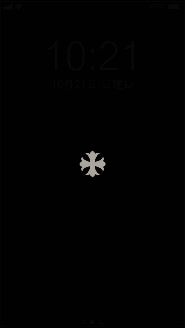 Chrome Hearts 桌布 壁紙 — 一個極簡黑色手機鎖定螢幕，在時間和日期下方居中顯示一個白色四瓣花朵標誌。