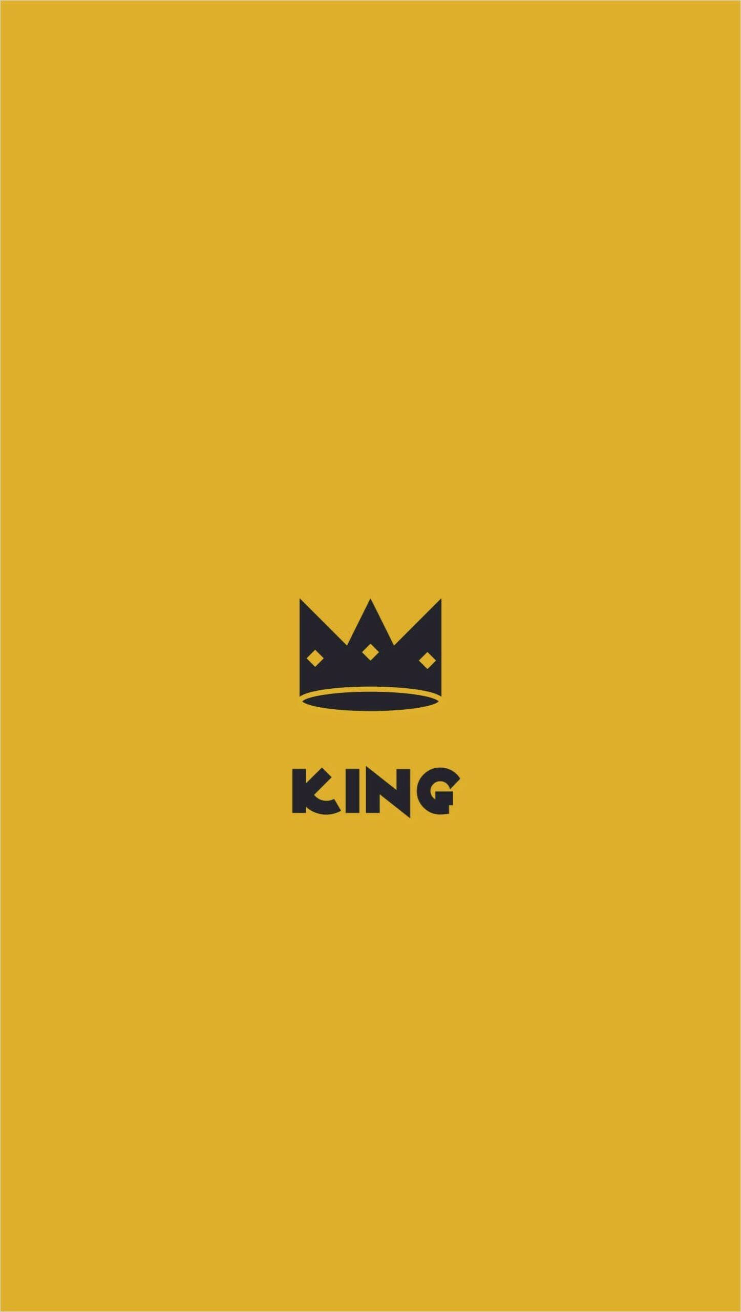 king iPhone 桌布 壁紙 — 一個極簡黑色皇冠和 king 文字居中在純芥末黃色背景上。