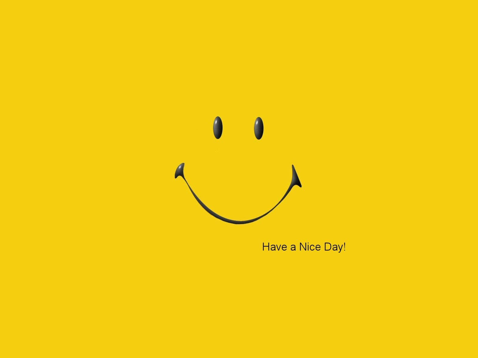 笑臉 桌布 壁紙 — 一個極簡黑色笑臉，中央帶有 Have a Nice Day! 文字，置於純黃色背景上。