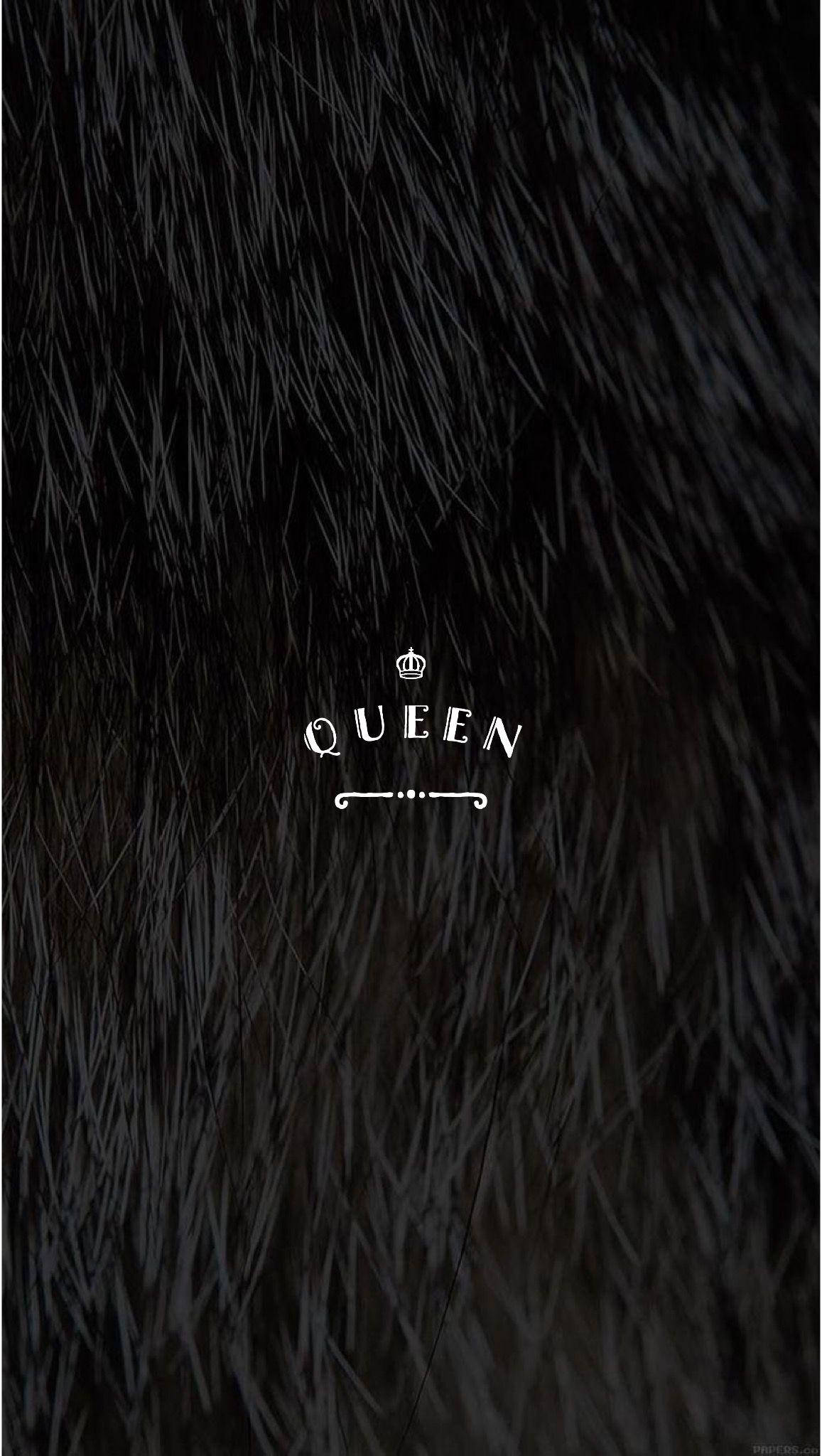 Black Queen 桌布 壁紙 — 一個極簡黑色背景，白色「QUEEN」文字和皇冠標誌居中，覆蓋在深色毛皮紋理上。