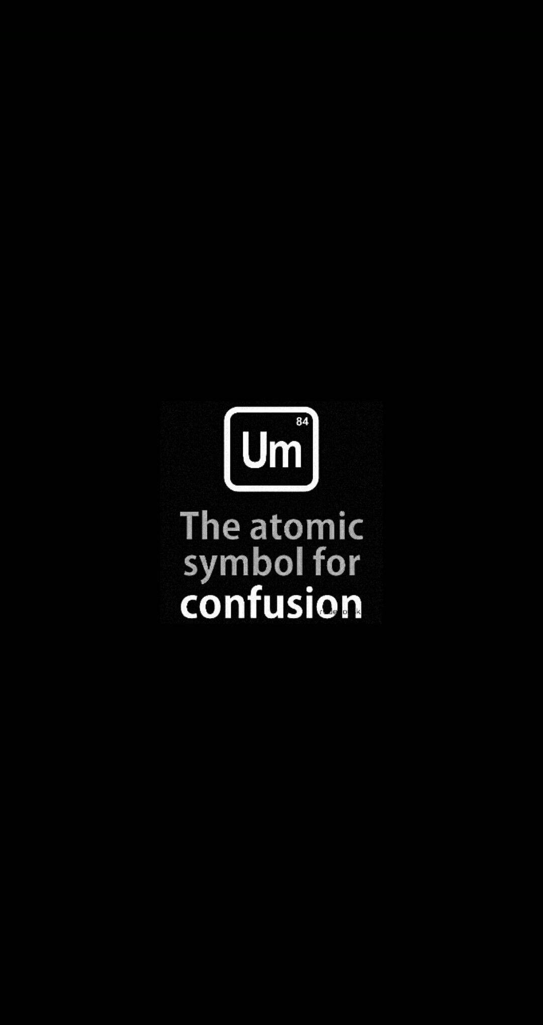 科學 桌布 壁紙 — 一個極簡黑色背景上有一個白色原子符號，標有「Um」，下方有文字「混亂的原子符號」。