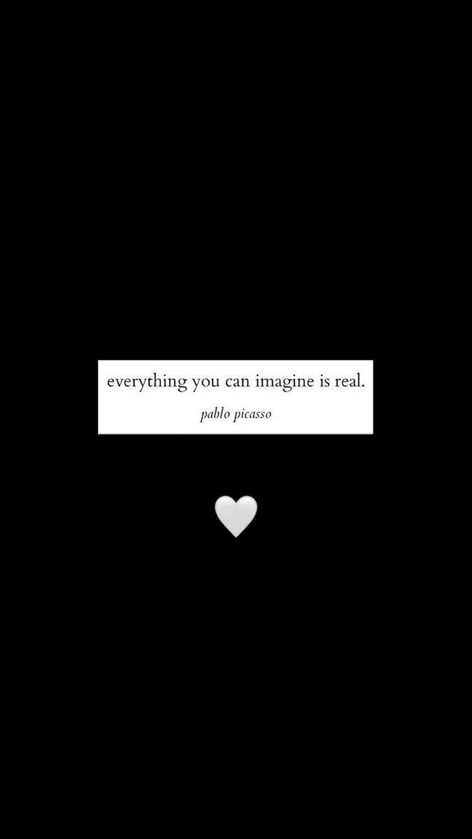 Inspirational Quotes 桌布 壁紙 — 一個極簡黑色背景上有一個白色文字框，裡面有巴勃羅·畢卡索的名言「你能想像的一切都是真實的」，下方還有一個小心形。
