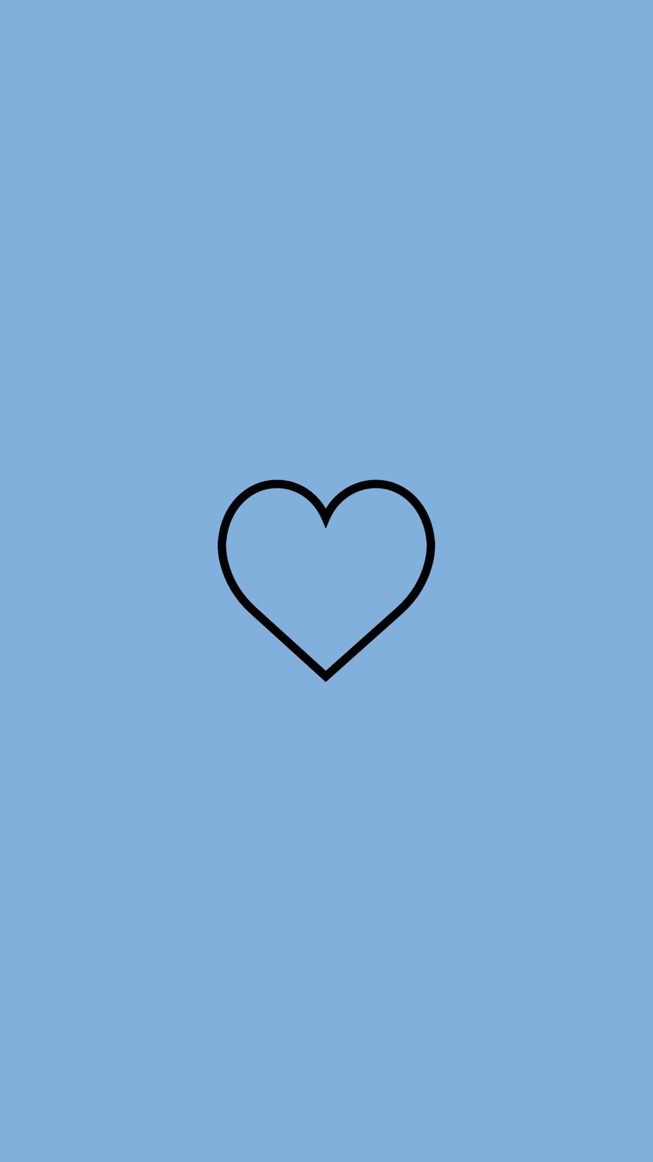 Blue Heart 桌布 壁紙 — 一個極簡黑色輪廓心形，居中於純淺藍色背景上。