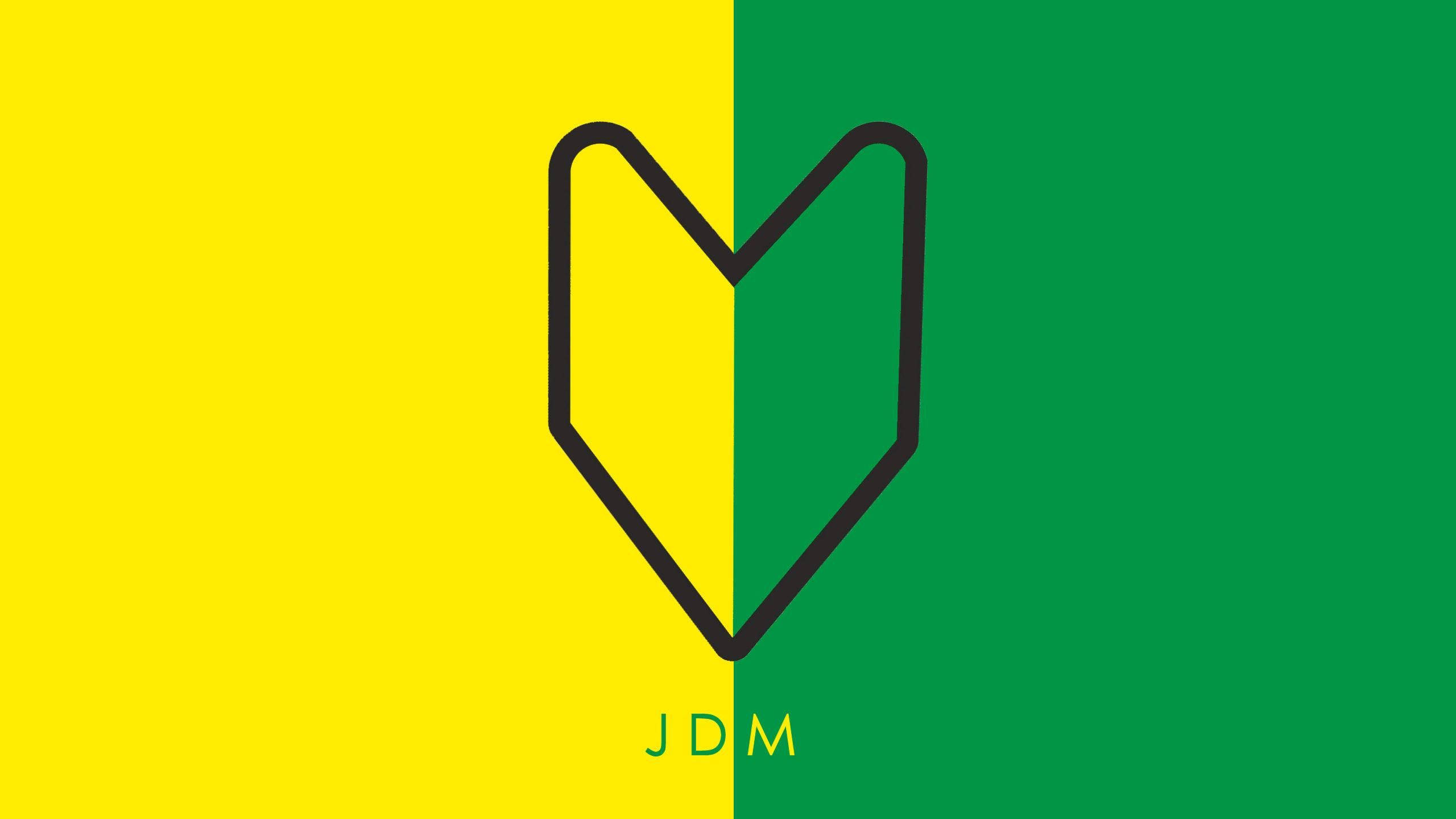 JDM 桌布 壁紙 — 一個極簡黑色輪廓心形垂直分割在黃色和綠色背景上，下方有「JDM」文字。