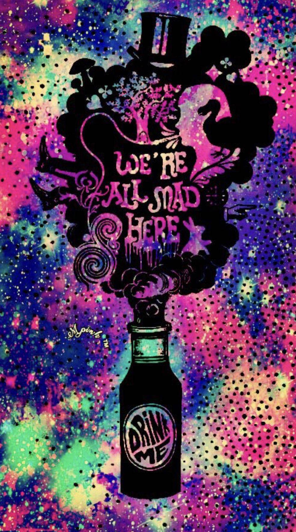 Alice In Wonderland Phone 桌布 壁紙 — 一個標有「Drink Me」的迷幻瓶子噴出旋轉的黑煙，形成一頂高帽和「We're All Mad Here」的字句，背景是充滿活力的宇宙。