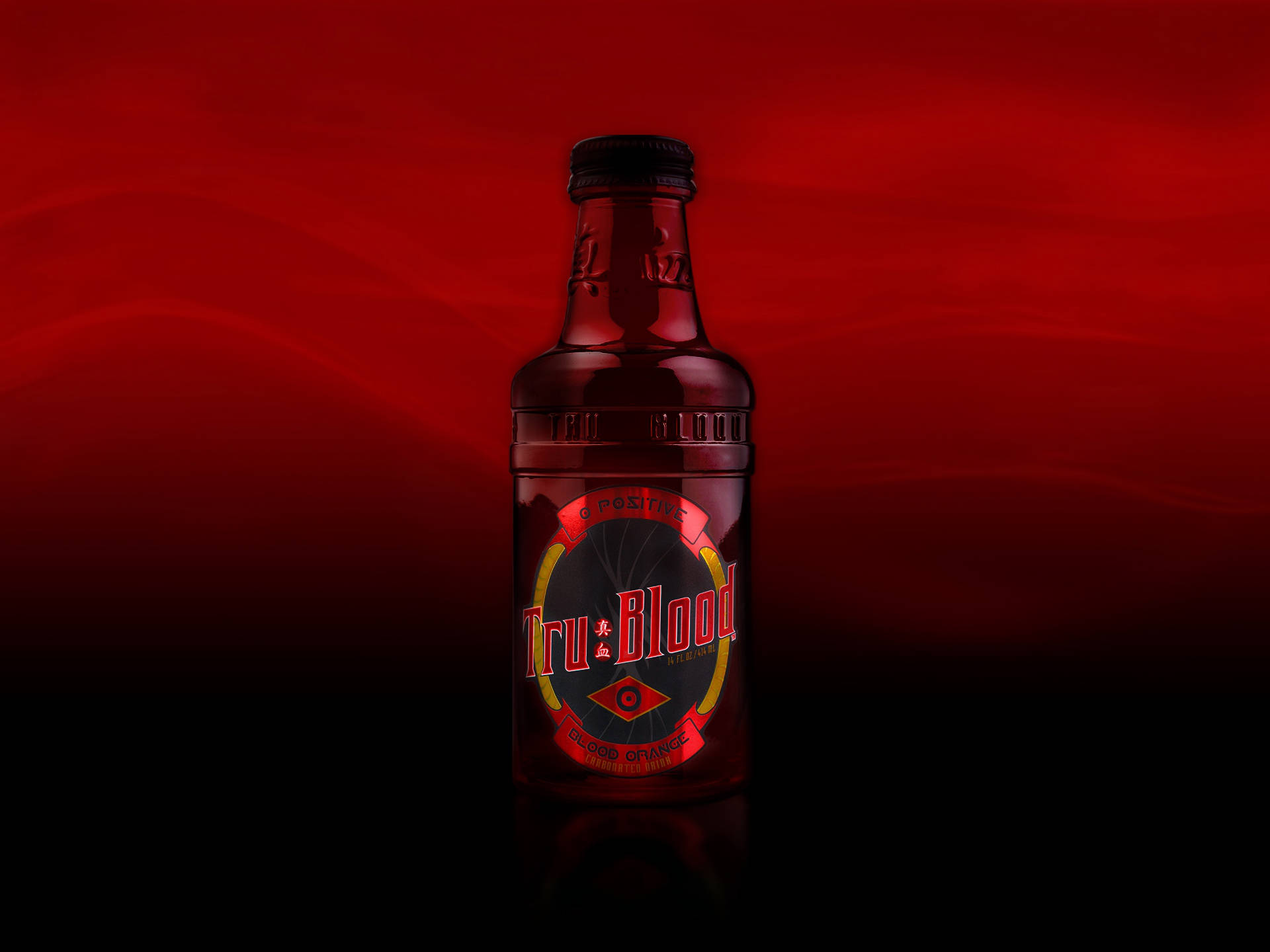 True Blood 桌布 壁紙 — 一個標有 Tru Blood 的深紅色瓶子，居中放置在帶有微妙波浪圖案的漸變紅色背景上。