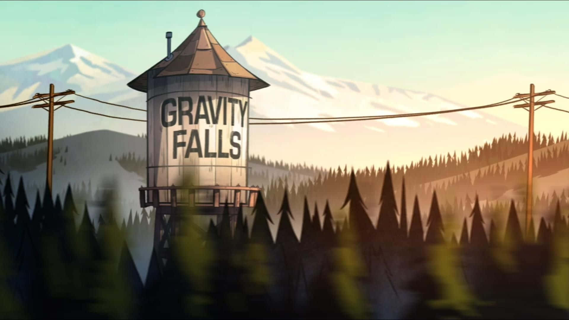 神秘小鎮大冒險 桌布 壁紙 — 一個標有Gravity Falls的木製水塔矗立在霧氣瀰漫的森林中，背景是夕陽下積雪的山峰。