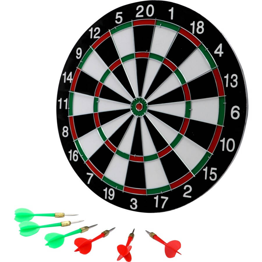 darts 桌布 壁紙 — 一個標準飛鏢靶，帶有黑色、白色和紅色區域，周圍有綠色和紅色圓環，上面有數字，下方有五支飛鏢，三支綠色和兩支紅色。
