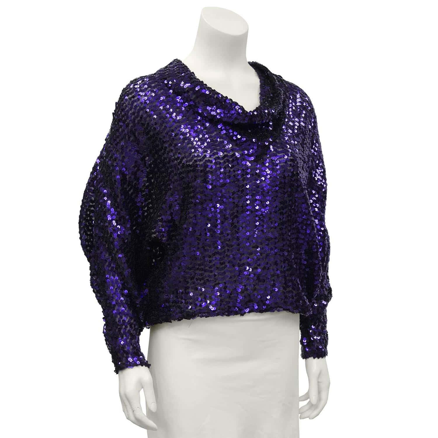 Purple Sequins 桌布 壁紙 — 一個模特兒人形穿著閃亮深紫色亮片短版上衣，配有垂墜式圍巾領和泡泡袖。