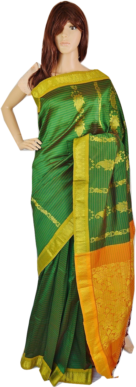 Saree 桌布 壁紙 — 一個模特兒展示一件充滿活力的綠色和金色紗麗，帶有複雜的圖案和對比的橙色邊框，背景為黑色。