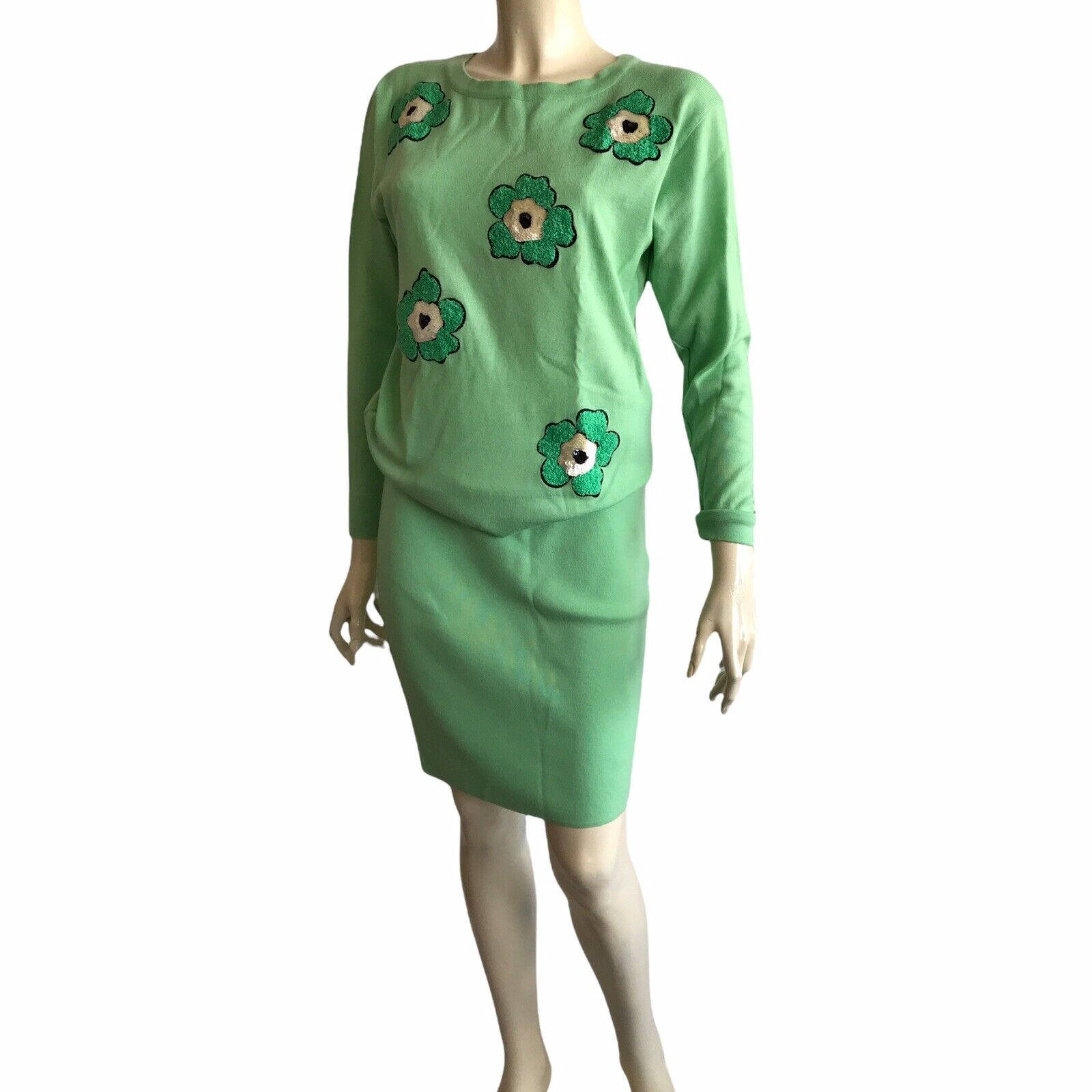 Clothes 桌布 壁紙 — 一個模特兒展示一件薄荷綠色針織連衣裙，長袖，上身有花卉貼花裝飾。