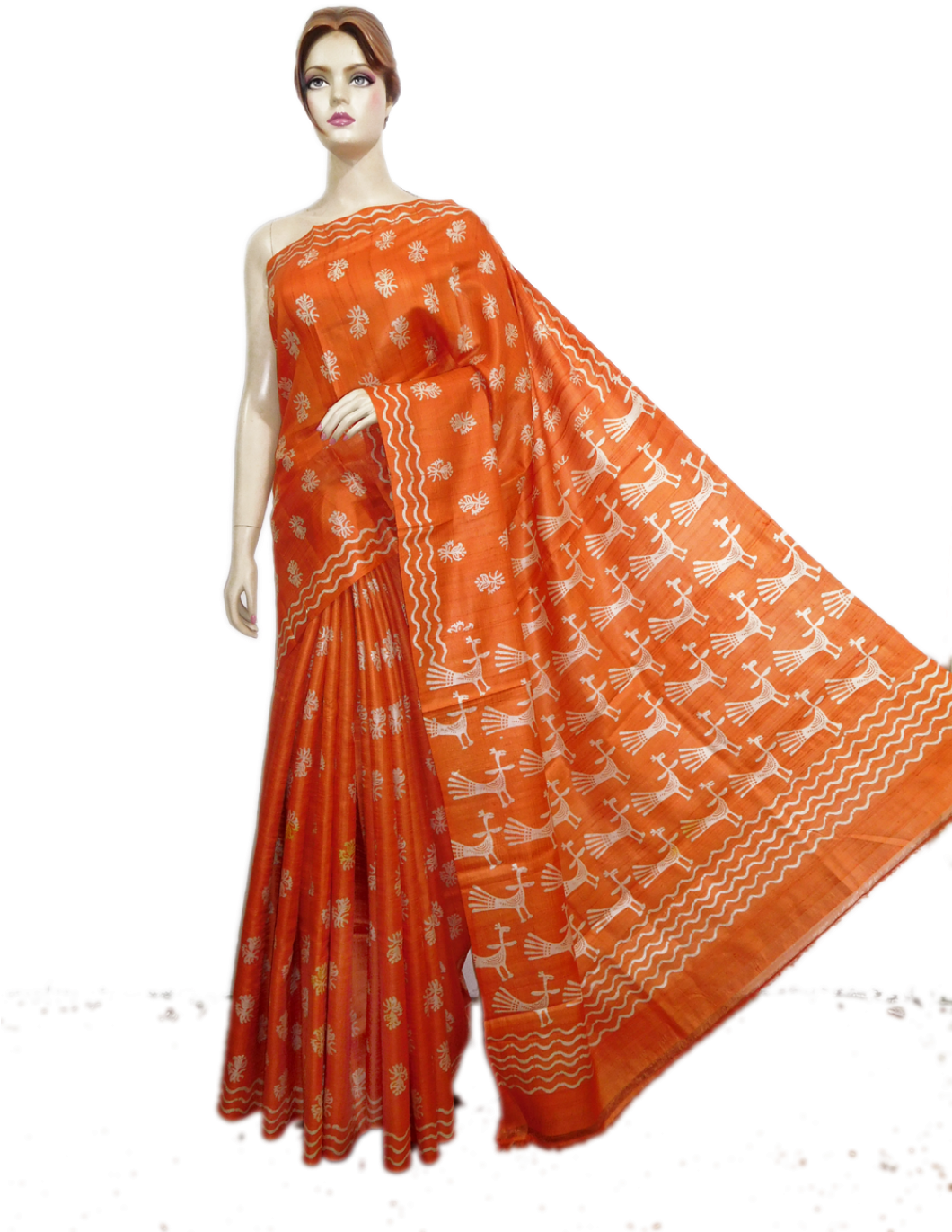 Saree 桌布 壁紙 — 一個模特兒展示一件鮮橙色帶白色部落圖案的紗麗，背景為純黑色。