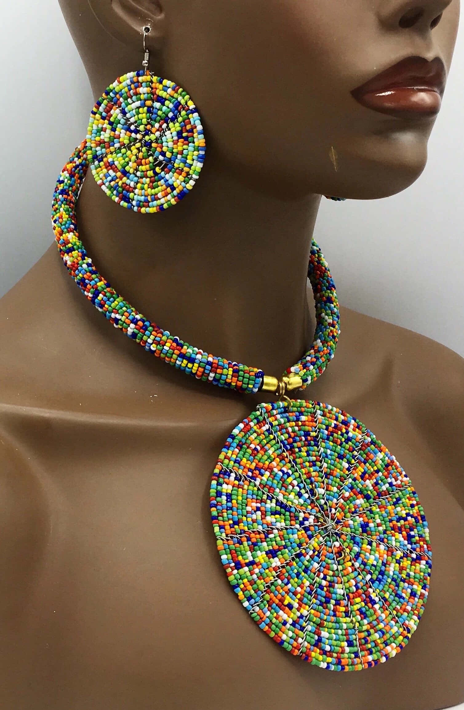 Bead 桌布 壁紙 — 一個模特兒展示色彩繽紛的串珠首飾，包括圓形吊墜和相配的耳環。