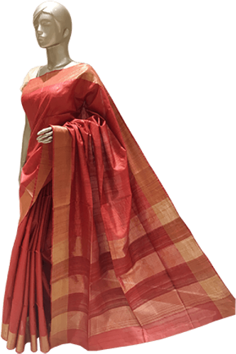 Saree 桌布 壁紙 — 一個模特兒披著一條華麗的紅米色條紋絲綢紗麗，在黑色背景下呈現流暢的褶皺。