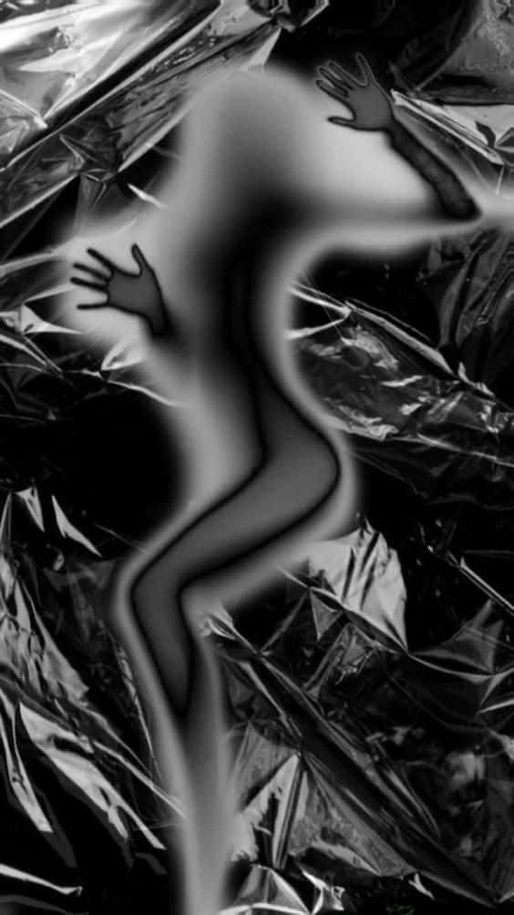 body art 桌布 壁紙 — 一個模糊的人影從皺巴巴的反光箔紙中浮現，構成單色抽象構圖。