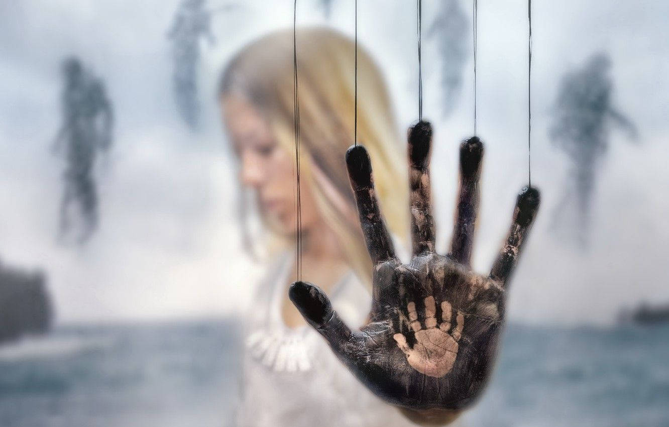 死亡擱淺 桌布 壁紙 — 一個模糊的女人站在玻璃後面，一個骯髒的手印用繩子懸掛在她面前。