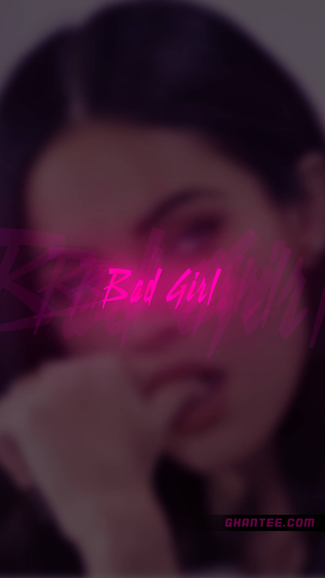 phone girl 桌布 壁紙 — 一個模糊的女性肖像，臉上帶有發光的粉紅色霓虹燈文字「Bad Girl」。