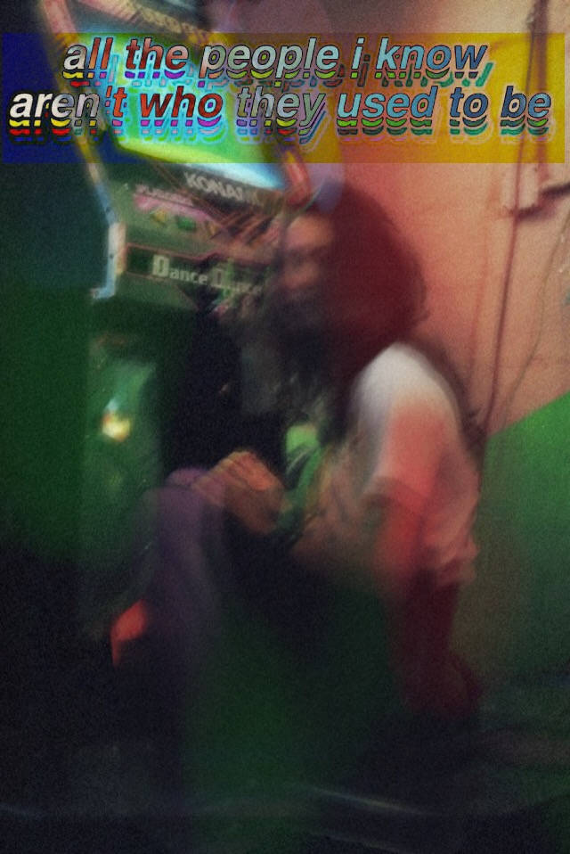 迷幻美學 桌布 壁紙 — 一個模糊的身影坐在發光的 Konami Dance Dance Revolution 機器前，周圍是綠色霓虹燈。