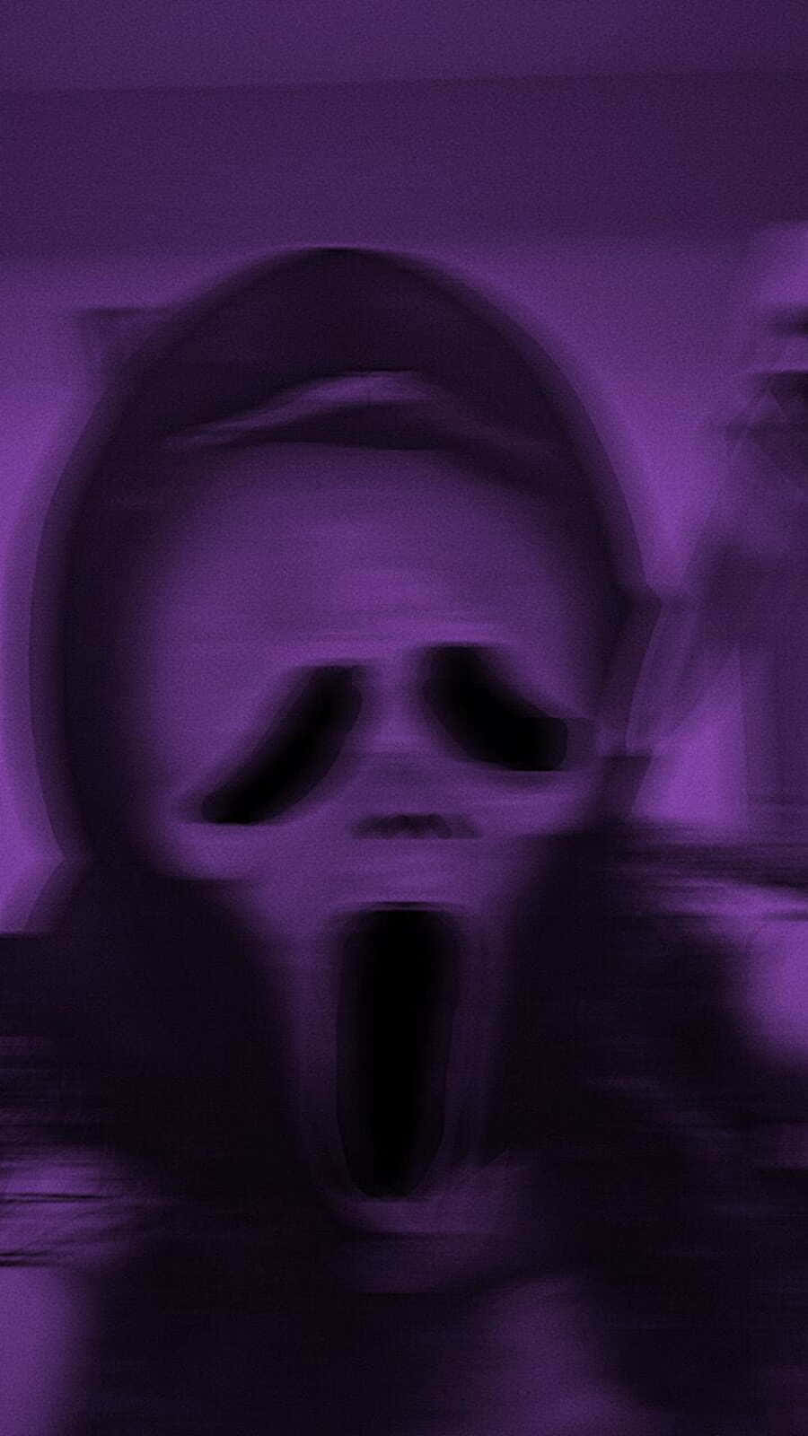 Ghostface Aesthetic 桌布 壁紙 — 一個模糊的身影戴著紫色調的Ghostface面具，在昏暗的房間中帶著詭異的動態模糊若隱若現。
