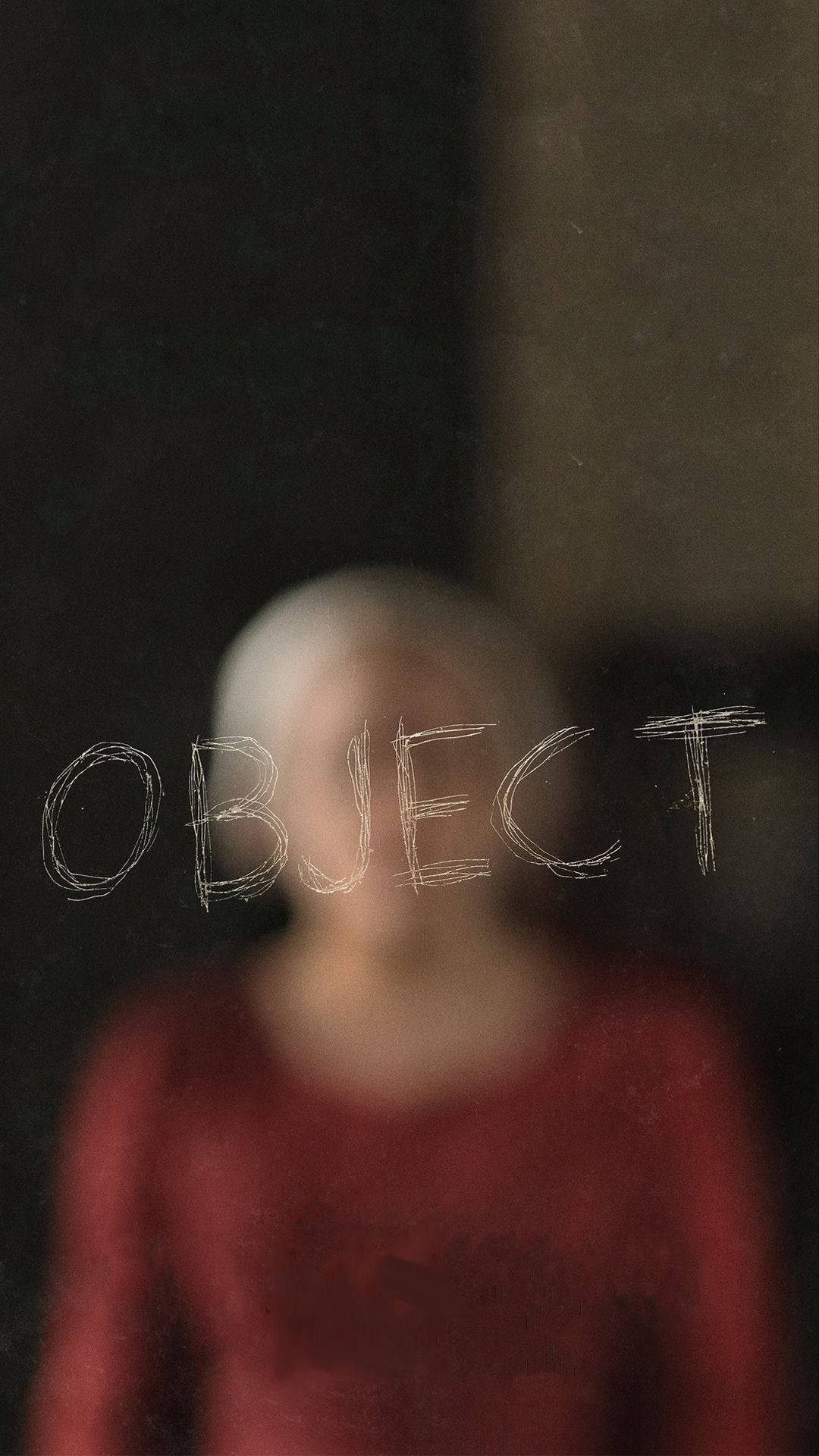 The Handmaid's Tale 桌布 壁紙 — 一個模糊的身影穿著紅色上衣站在玻璃後面，臉上被白色刮出OBJECT字樣。