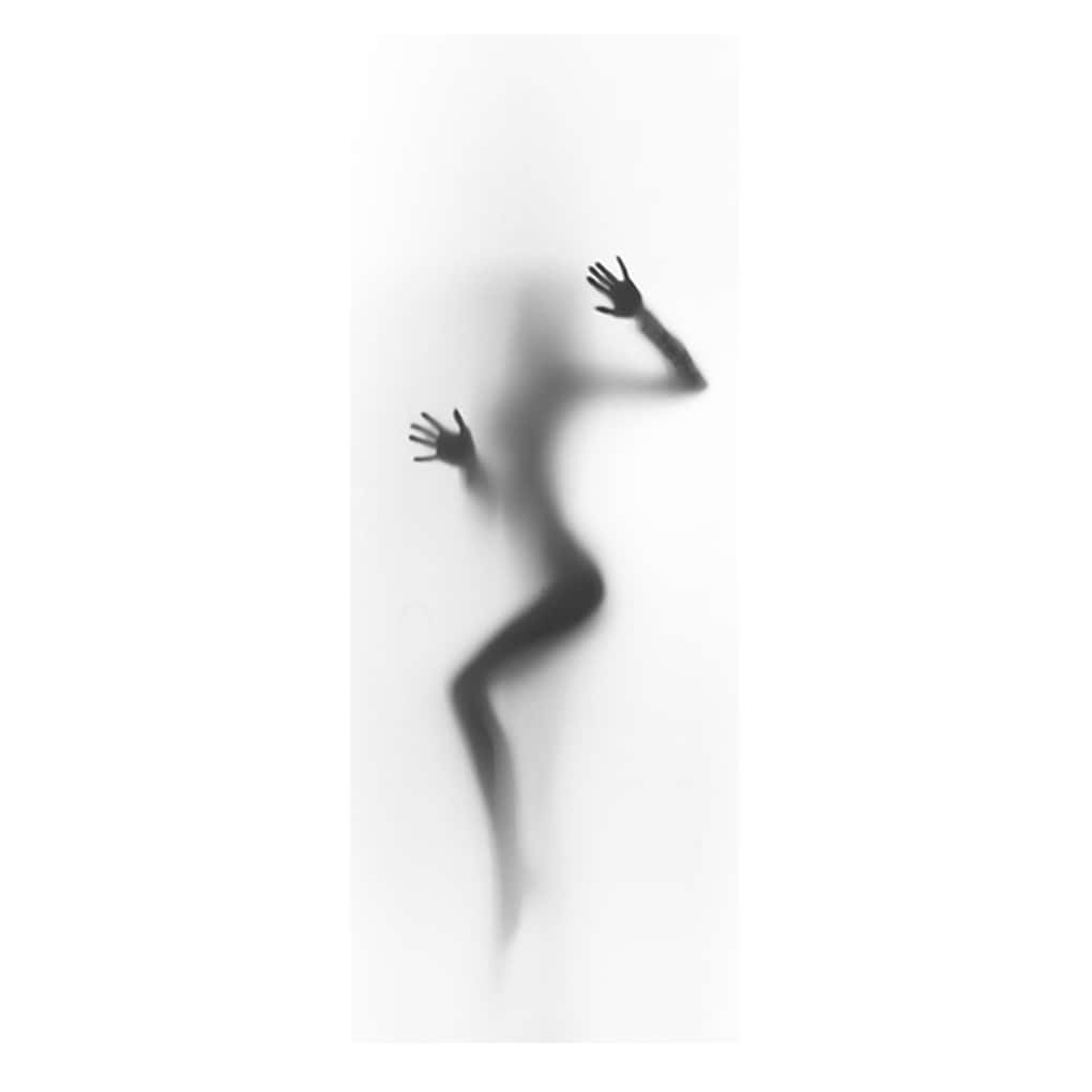 Silhouette 桌布 壁紙 — 一個模糊的黑色人影，雙手按在磨砂玻璃表面上，單色調。
