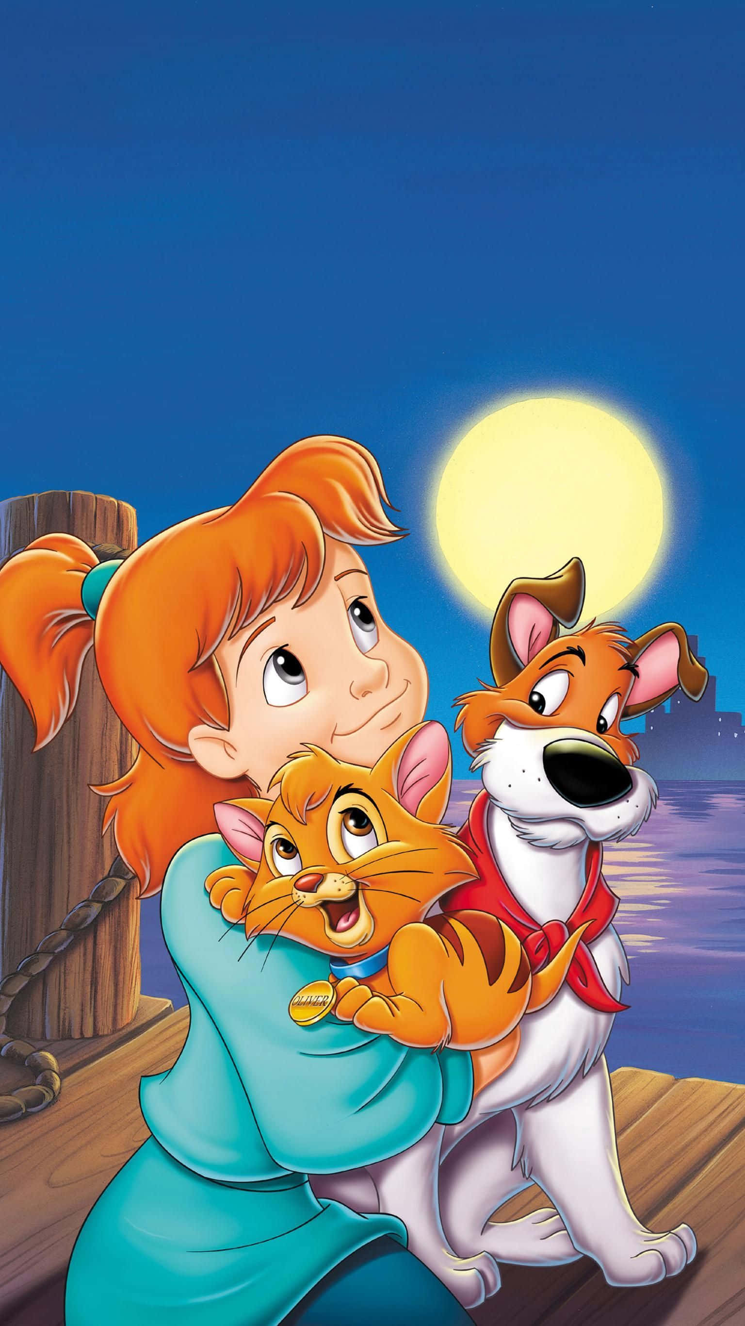 oliver and company 桌布 壁紙 — 一個橘髮女孩在木碼頭上擁抱貓和狗，頭頂是明亮的滿月。