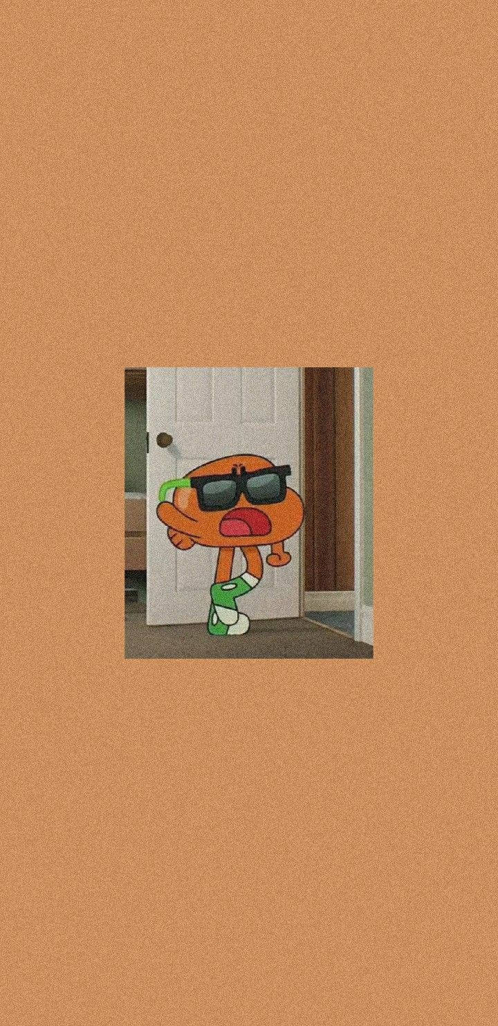Gumball Aesthetic 桌布 壁紙 — 一個橙色卡通角色戴著太陽眼鏡和綠色鞋子，站在門口露出驚訝的表情。
