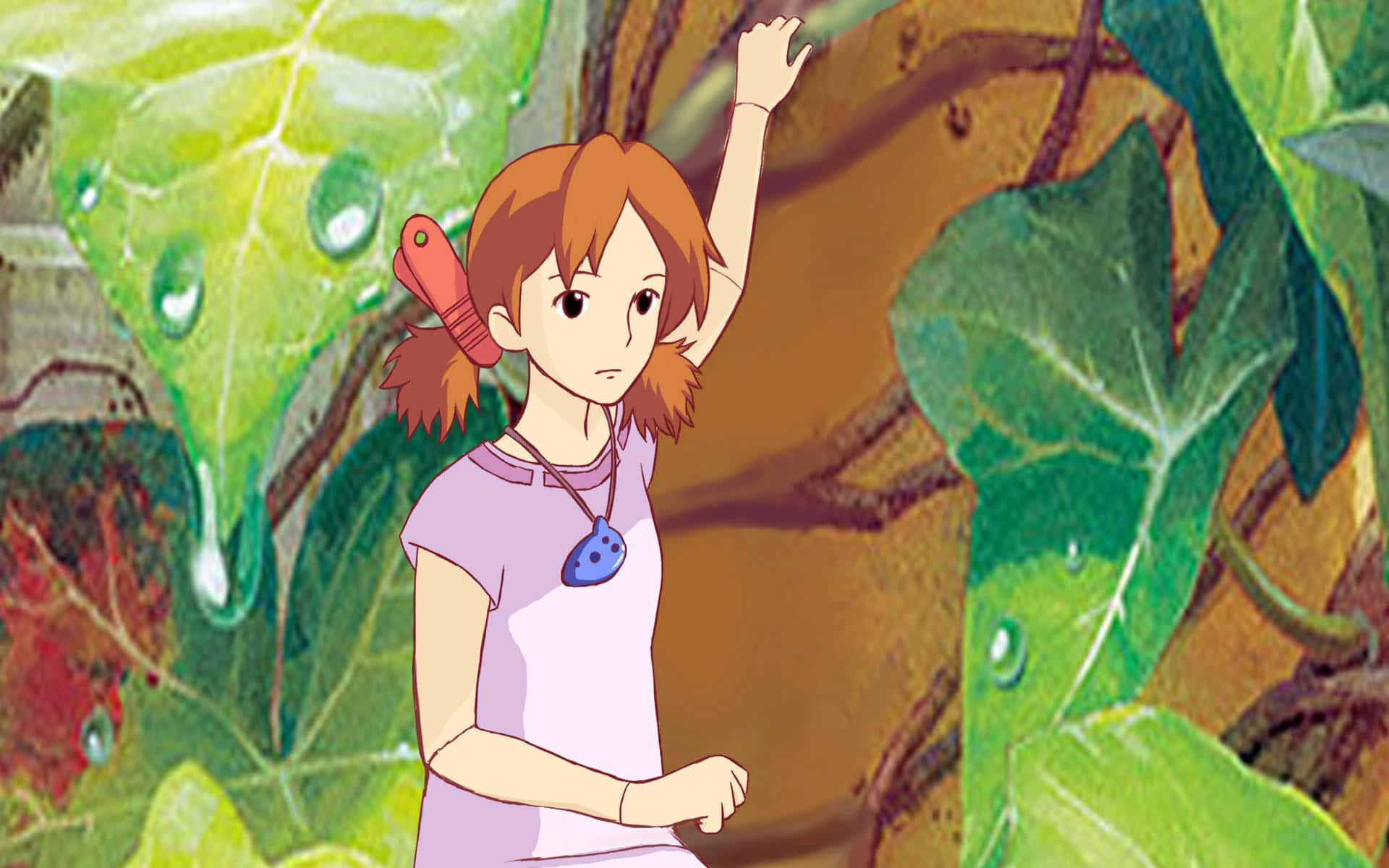 The Secret World Of Arrietty 桌布 壁紙 — 一個橙色雙馬尾的女孩站在茂密的綠葉中，水珠在柔和的光線下閃閃發光。