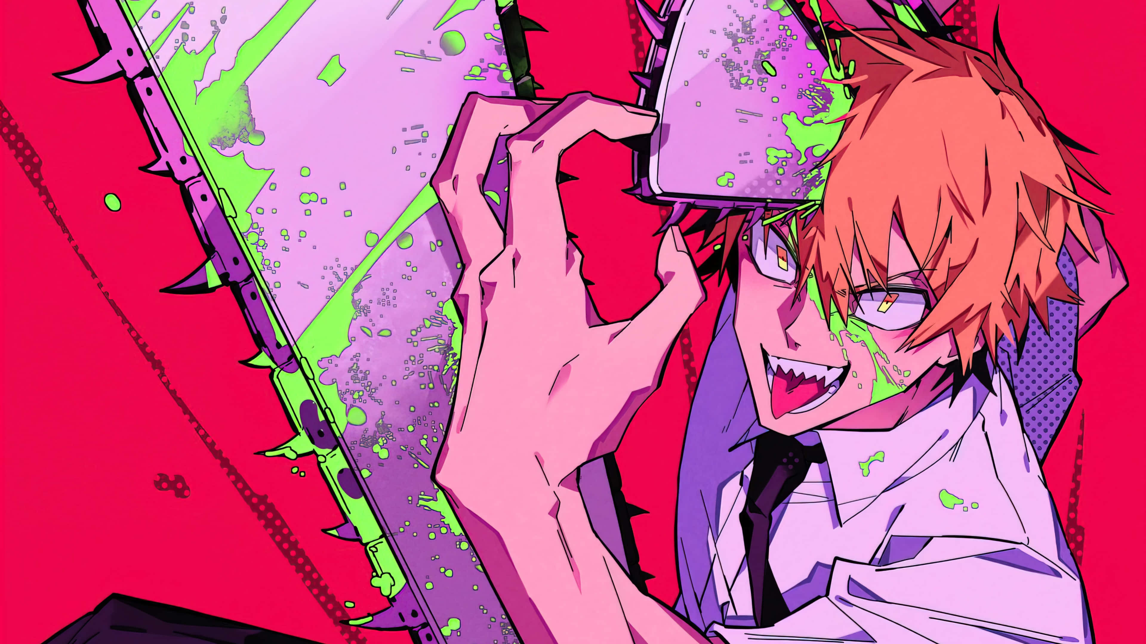 動漫男孩 桌布 壁紙 — 一個橙色頭髮、戴眼鏡的動漫角色，在鮮紅色背景上揮舞著帶刺的電鋸，並有綠色飛濺。
