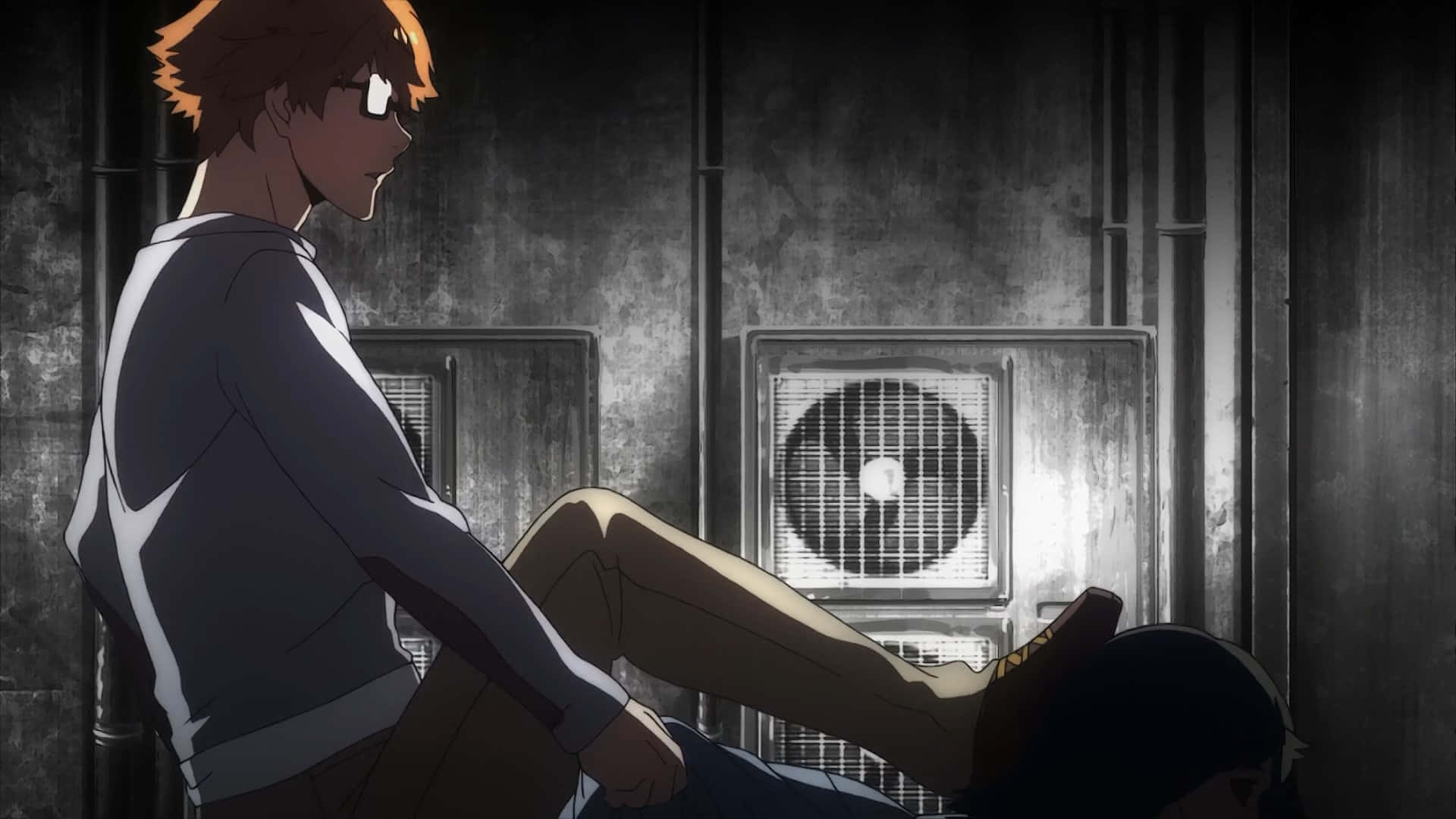 Nishiki Nishio 桌布 壁紙 — 一個橙色頭髮戴眼鏡的動漫角色坐在昏暗的工業房間裡，在風扇旁邊抱著另一個人的腿。