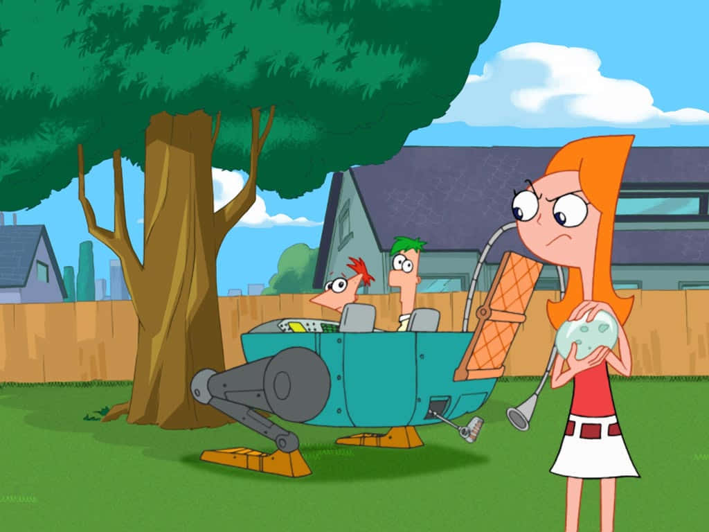 飛哥與小佛 桌布 壁紙 — 一個橙色頭髮的卡通女孩，手持發光球體，怒視著兩個坐在停在樹下的青綠色飛車裡的男孩。