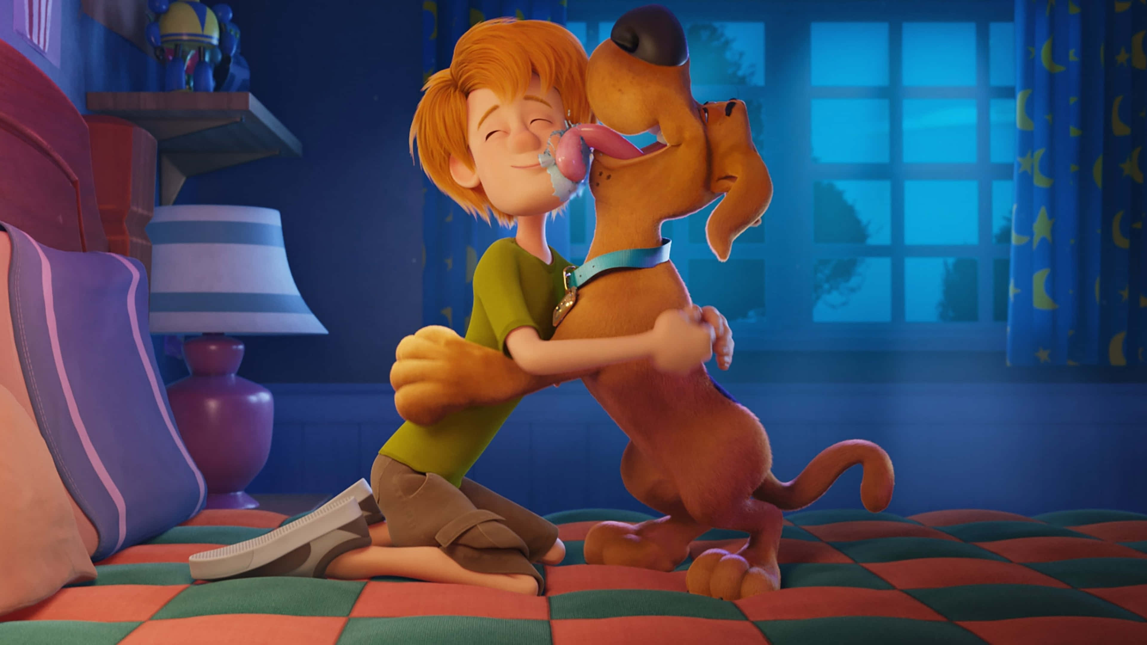 Shaggy Rogers 桌布 壁紙 — 一個橙色頭髮的男孩在夜間舒適的藍色燈光臥室裡，在格子床上擁抱他的棕色狗。