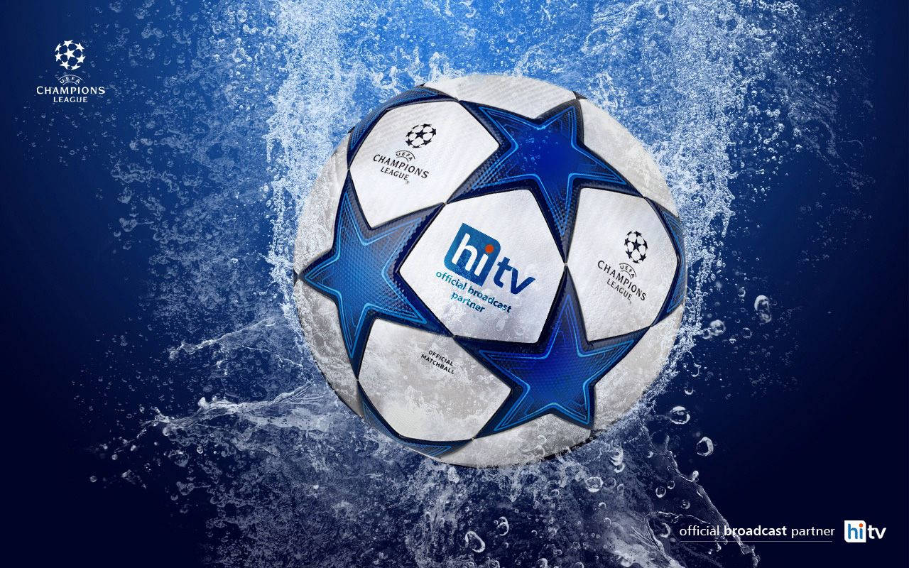 Champions League 桌布 壁紙 — 一個歐冠足球穿過深藍色水，產生動態水花和水滴。