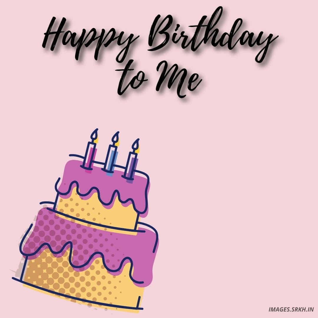 Happy Birthday To Me 桌布 壁紙 — 一個歡快的兩層生日蛋糕，帶有紫色糖霜和三根點燃的蠟燭，襯托在柔和的粉紅色背景上。