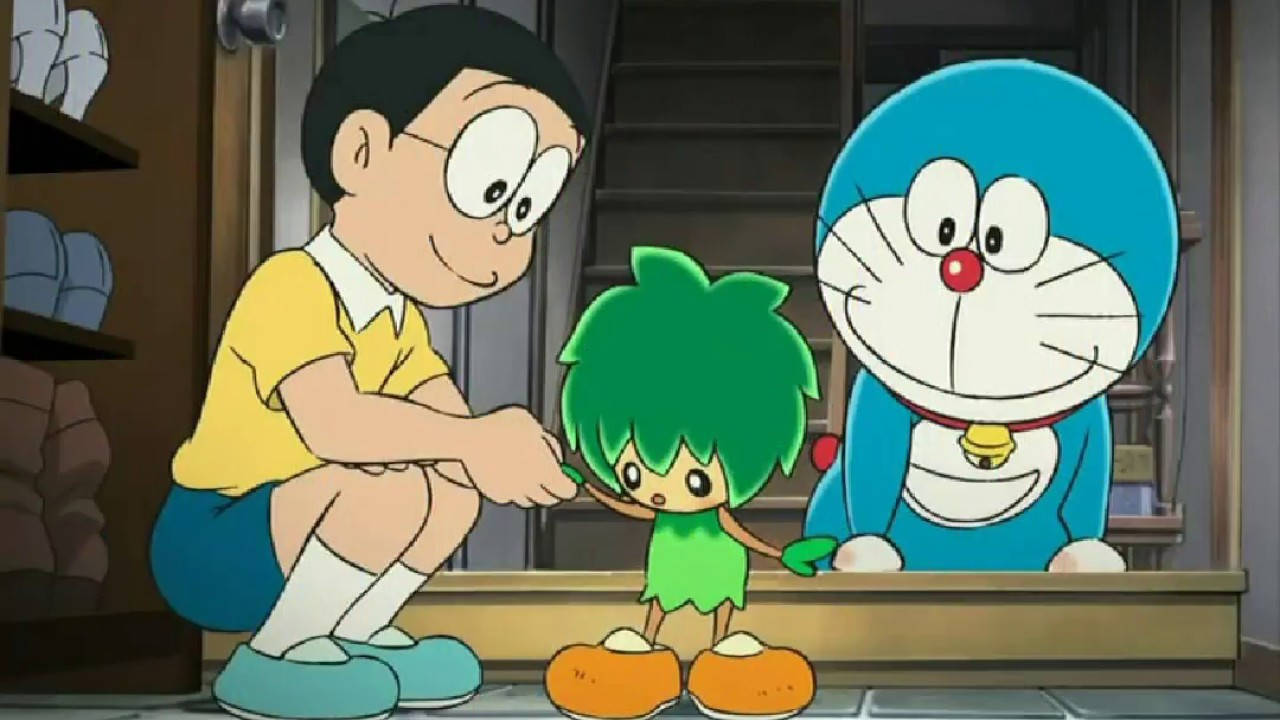 Doraemon And Nobita 桌布 壁紙 — 一個歡快的動漫場景顯示一個男孩跪下來迎接一個綠色頭髮的小生物，而一個藍色機器貓微笑著看著。