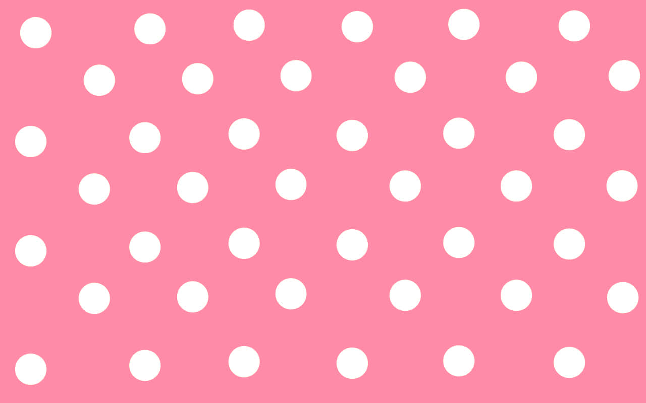 Polka Dot 桌布 壁紙 — 一個歡快的粉紅色背景，飾有均勻分佈的白色圓點，營造出俏皮甜美的視覺圖案。