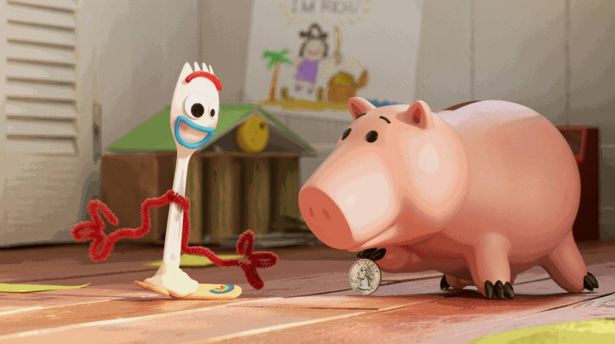 Forky 桌布 壁紙 — 一個歡樂的動畫叉子，帶有紅色管道清潔器四肢，站在木地板上的一個粉紅色小豬撲滿旁邊。