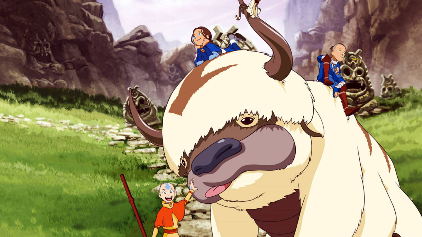 Appa 桌布 壁紙 — 一個歡樂的動畫場景，有一隻大型白色牛科動物和三個年輕角色在長滿草的山谷中。