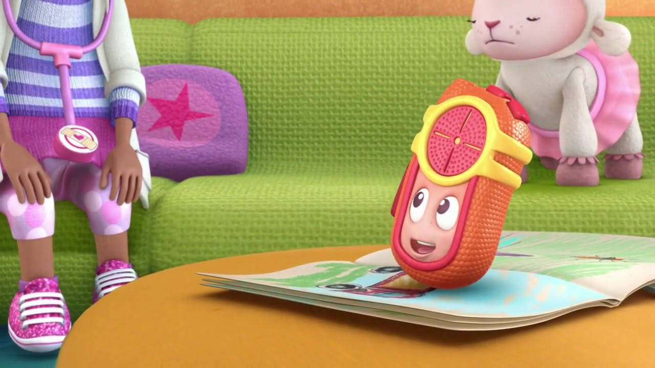 Doc Mcstuffins 桌布 壁紙 — 一個歡樂的卡通角色，帶有柑橘設計，坐在桌子上看書，而一個小孩和一隻小羊從綠色沙發上觀看。