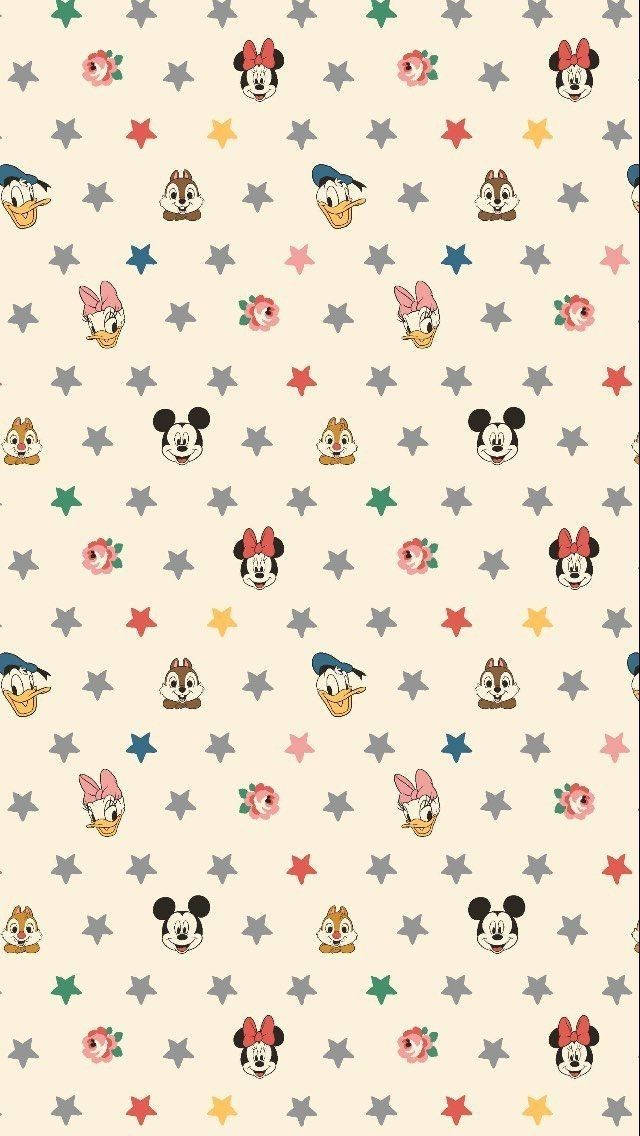 Walt Disney World 桌布 壁紙 — 一個歡樂的壁紙圖案，經典迪士尼角色如米奇、米妮和高飛狗散落在色彩繽紛的星星和玫瑰之間，背景是柔和的米色。