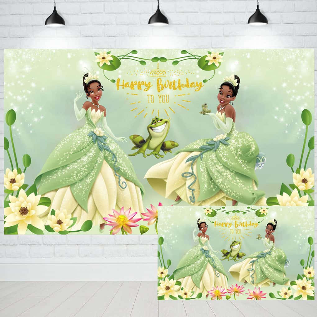princess and the frog 桌布 壁紙 — 一個歡樂的生日背景，迪士尼的Tiana穿著閃閃發光的綠色禮服，與青蛙和花卉裝飾一起，背景是淺綠色閃亮的效果。