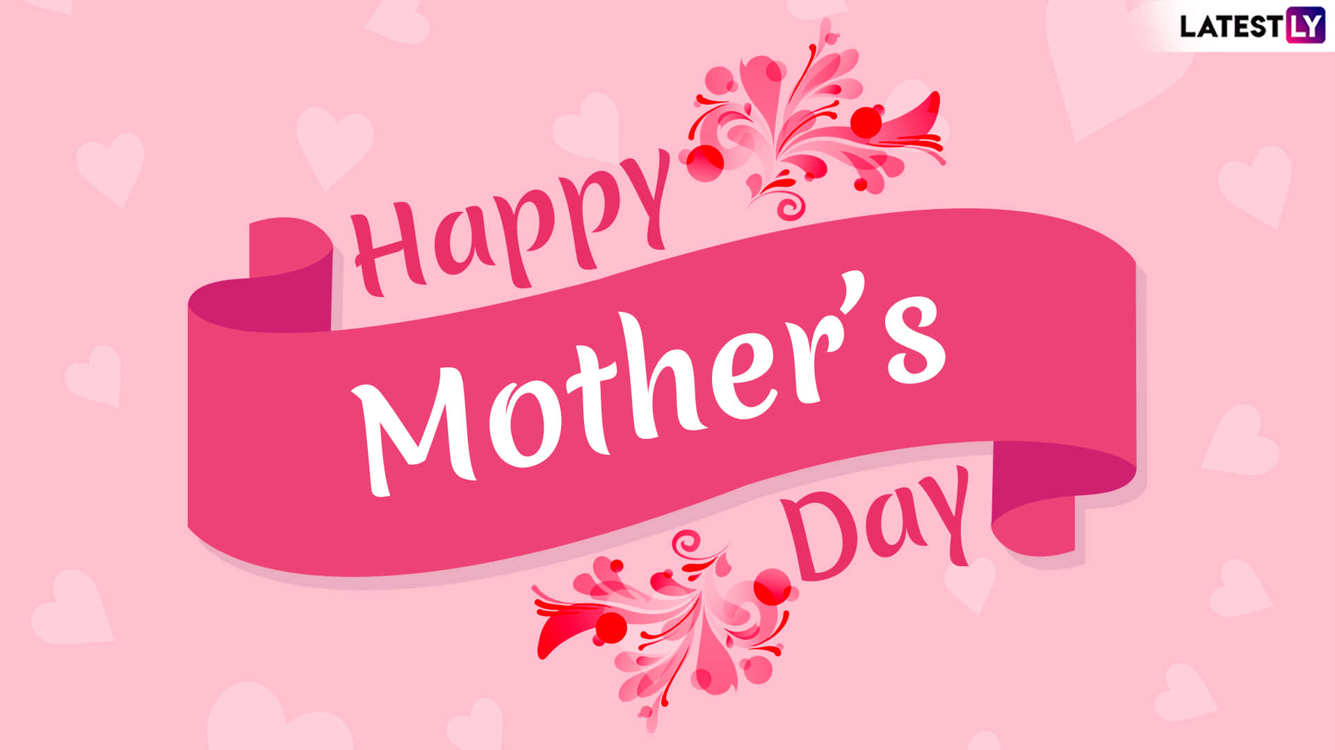 Happy Mothers Day HD 桌布 壁紙 — 一個歡樂的粉紅色絲帶橫幅，上面有「Happy Mother's Day」文字和花卉漩渦，背景是柔和的粉紅色，帶有微妙的心形圖案。
