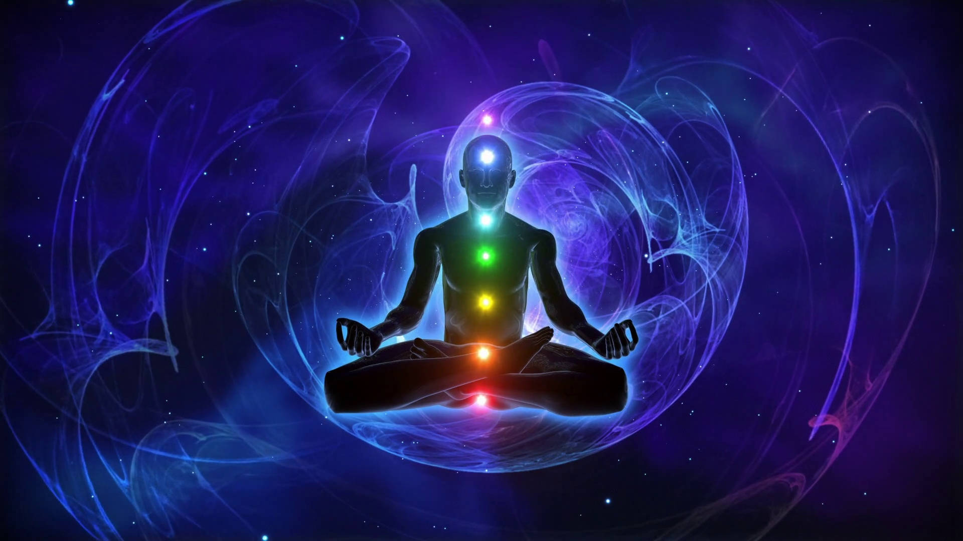 chakra 桌布 壁紙 — 一個正在冥想的人類剪影，散發著七個脈輪的光芒，被深藍色和紫色的漩渦宇宙能量包圍。