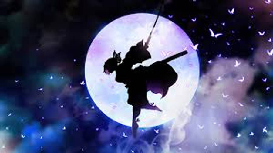 Shinobu Kocho 桌布 壁紙 — 一個武士剪影在神秘的夜空中，對著被飄浮蝴蝶環繞的發光滿月，動態地跳躍。