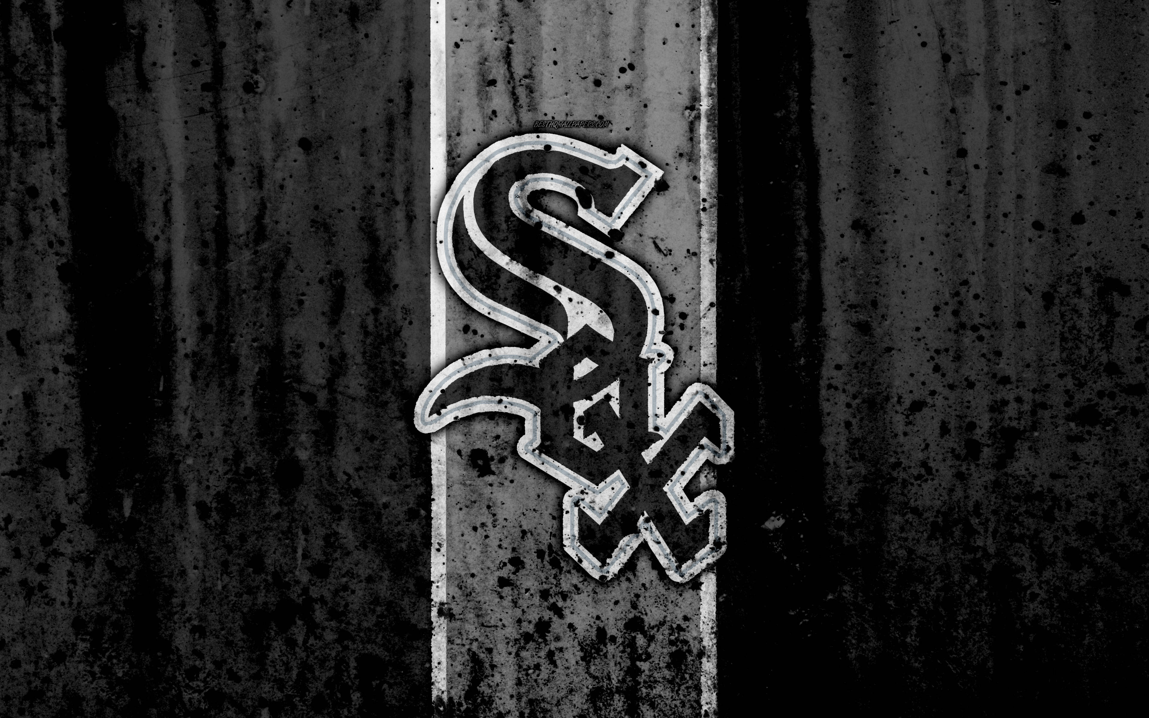 Chicago White Sox 桌布 壁紙 — 一個歷經風霜的黑白芝加哥白襪隊標誌，在帶有垂直條紋的粗糙紋理牆壁上發光。